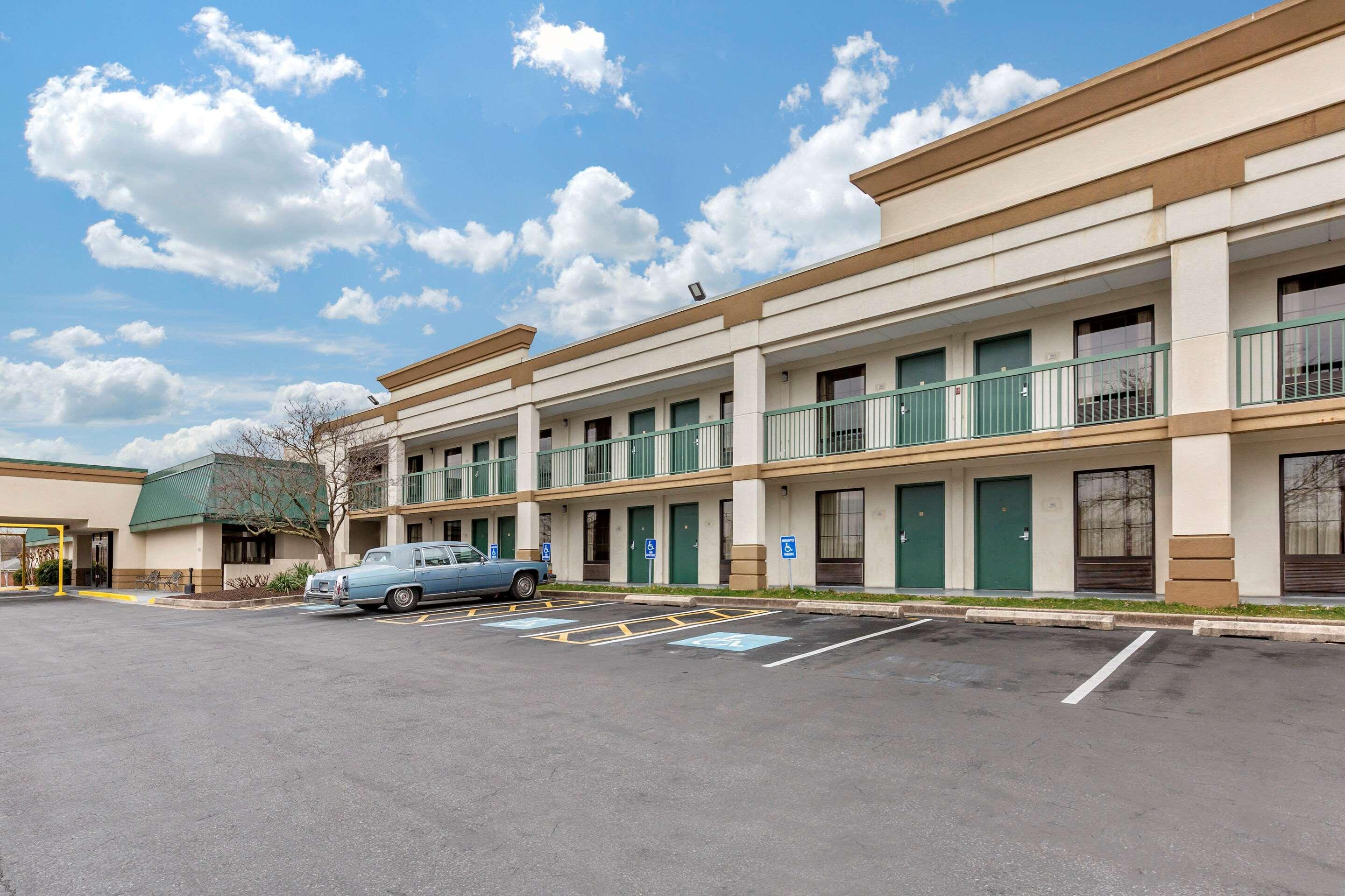 Quality Inn Windsor Mill Exterior foto
